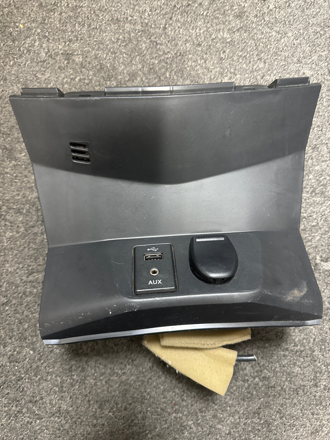 2017-2018 NISSAN ROGUE CONSOLE USB PORT AUX JACK TRIM PN:68104-4CC0A