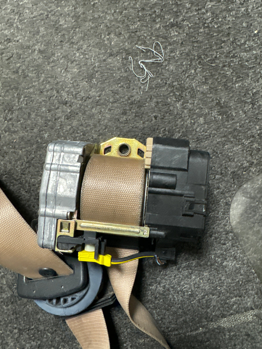 2000-2002 MERCEDES W220 SCLASS FRONT LEFT DRIVER SEATBELT (LH) (P) TAN