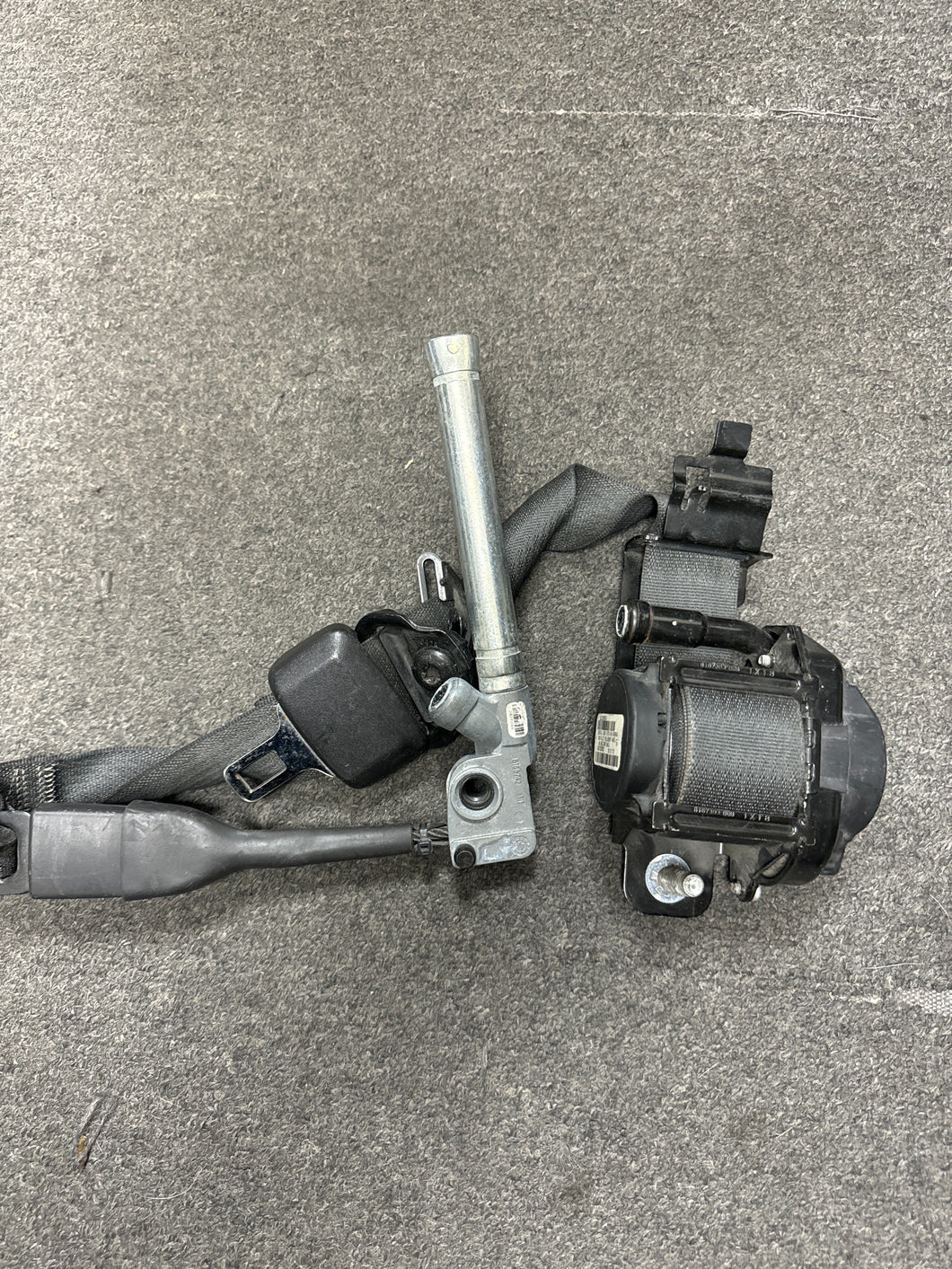 2007-2012 GMC ACADIA FRONT DRIVER SEATBELT RETRACTOR W/ PRETENSIONER (LH) (P)