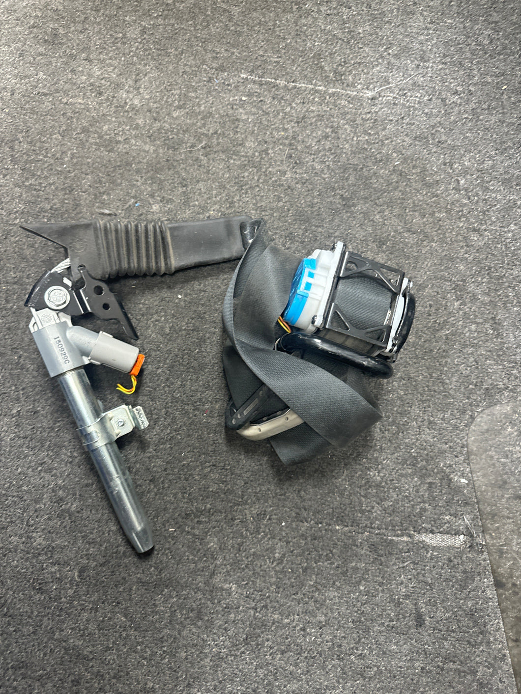 2014-2017 MAZDA 6 FRONT PASSENGER SEATBELT RETRACTOR ASSEMBLY (RH) (P)