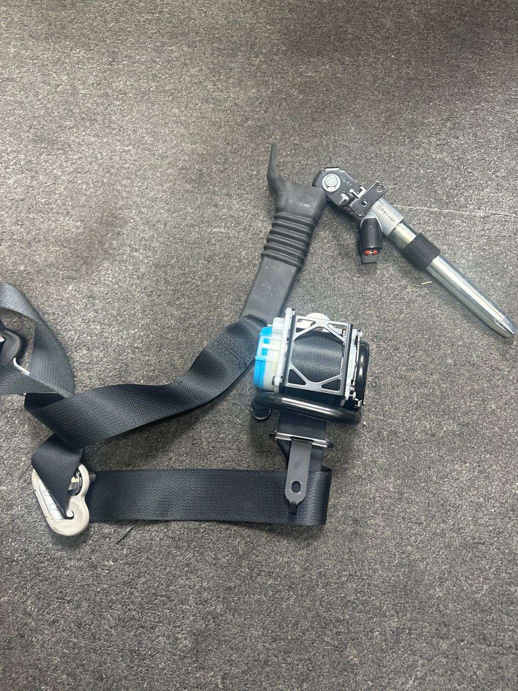 2017-2023 MAZDA CX-5 FRONT PASSENGER SEATBELT RETRACTOR & PRETENSIONER (RH) (P)