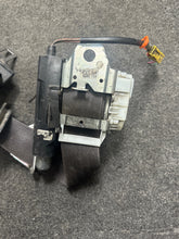 Load image into Gallery viewer, 2007-2013 CHEVY SILVERADO/GMC SIERRA FRONT PASSENGER SEATBELT RETRACTOR (RH) (P)