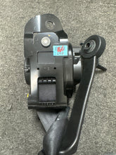 Load image into Gallery viewer, 2013-2016 HYUNDAI GENESIS COUPE FRONT PASSENGER SEATBELT (RH) (P)