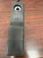 Load image into Gallery viewer, 2005-2009 SAAB 9-7x FRONT RIGHT PASSENGER BUCKLE RECEIVER (RH) (P)