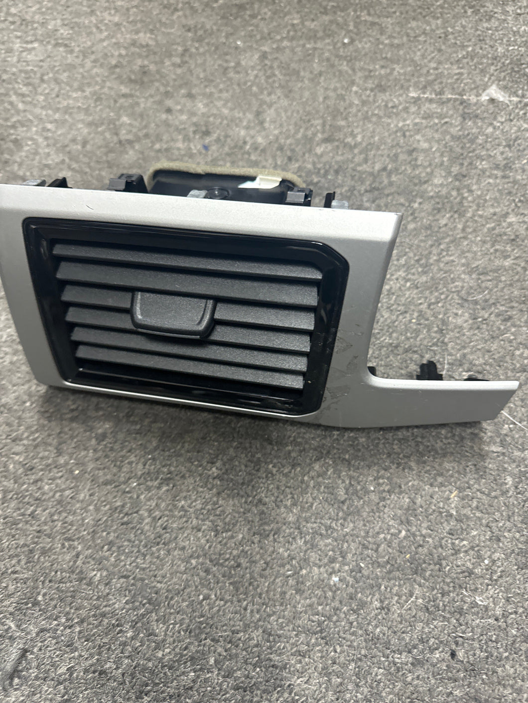 2018-2019 VOLKSWAGEN ATLAS FRONT DRIVER SIDE AIR VENT(LH) (P) PN: 3CN819703
