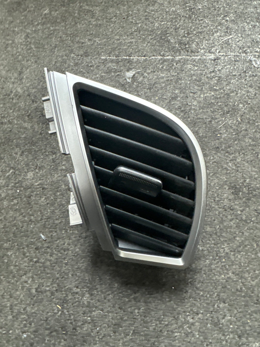 2020-2023 KIA SELTOS LEFT FRONT DASH BOARD A/C AIR VENT (LH) (P)