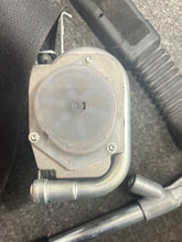 Load image into Gallery viewer, 2011-2015 KIA OPTIMA FRONT RIGHT PASSENGER SEATBELT W/PRETENSIONER (RH) (P)
