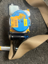 Load image into Gallery viewer, 2015-2017 KIA SEDONA FRONT RIGHT PASSENGER SEATBELT W/PRETENSIONER (RH) (P)