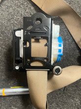 Load image into Gallery viewer, 2015-2017 KIA SEDONA FRONT RIGHT PASSENGER SEATBELT W/PRETENSIONER (RH) (P)