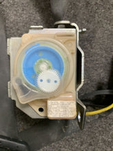 Load image into Gallery viewer, 2007 JEEP WRANGLER PASSENGER FRONT RIGHT SEATBELT (RH) PN: 5KC661DVAC (P)