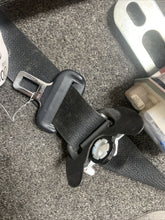 Load image into Gallery viewer, 2011-2013 JEEP GRAND CHEROKEE FRONT PASSENGER SEAT BELT (RH) BLACK (P)