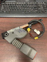 Load image into Gallery viewer, 2001-2007 HONDA CIVIC FRONT PASSENGER BUCKLE W/ PRETENSIONER (P)