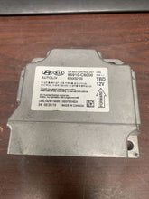 Load image into Gallery viewer, KIA SORENTO AIRBAG CONTROL MODULE P/N 95910C6000 (P)