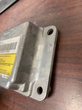 Load image into Gallery viewer, CHEVROLET, CADILLAC, &amp; GMC AIRBAG CONTROL MODULE P/N 15071391 (P)