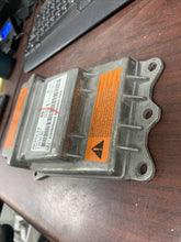 Load image into Gallery viewer, MERCEDES-BENZ R-CLASS AIRBAG CONTROL MODULE PN: 0285001894 (P)