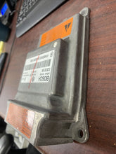 Load image into Gallery viewer, MERCEDES-BENZ R-CLASS AIRBAG CONTROL MODULE PN: 0285001894 (P)